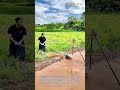 古代の工学技術：素早い灌漑のための天才的なDIY三脚スコップ：伝統的な中国の農業ハック：振り子式水スコップのマスター