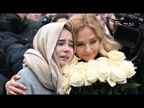 Слёзы дочери на могиле Владимира Лёвкина / Троекуровское кладбище 19.11.2024