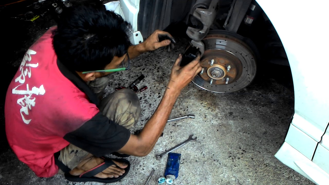 Honda Odyssey RB1 front brake pad replacement (part 2) - YouTube