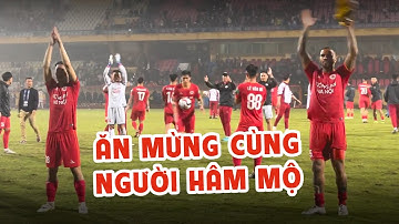 Cầu thủ Công An Hà Nội ăn mừng dưới mưa cùa các CĐV sau chiến thắng trước Bình Định