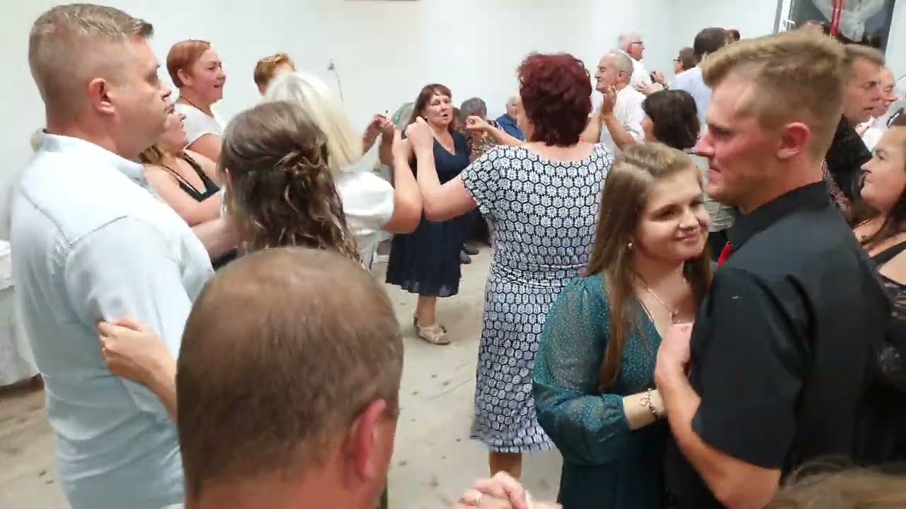 Ten muzykant potrafi zatańczyć i zagrać.