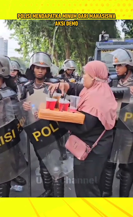 POLISI DAPAT MINUMAN DARI MAHASISWA AKSI DEMO #shorts #tni #polisi #polisiindonesia #komando