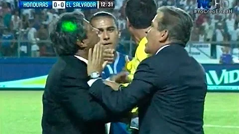 La #pelea de Jorge Luis Pinto en el partido #honduras  vs #Slavador