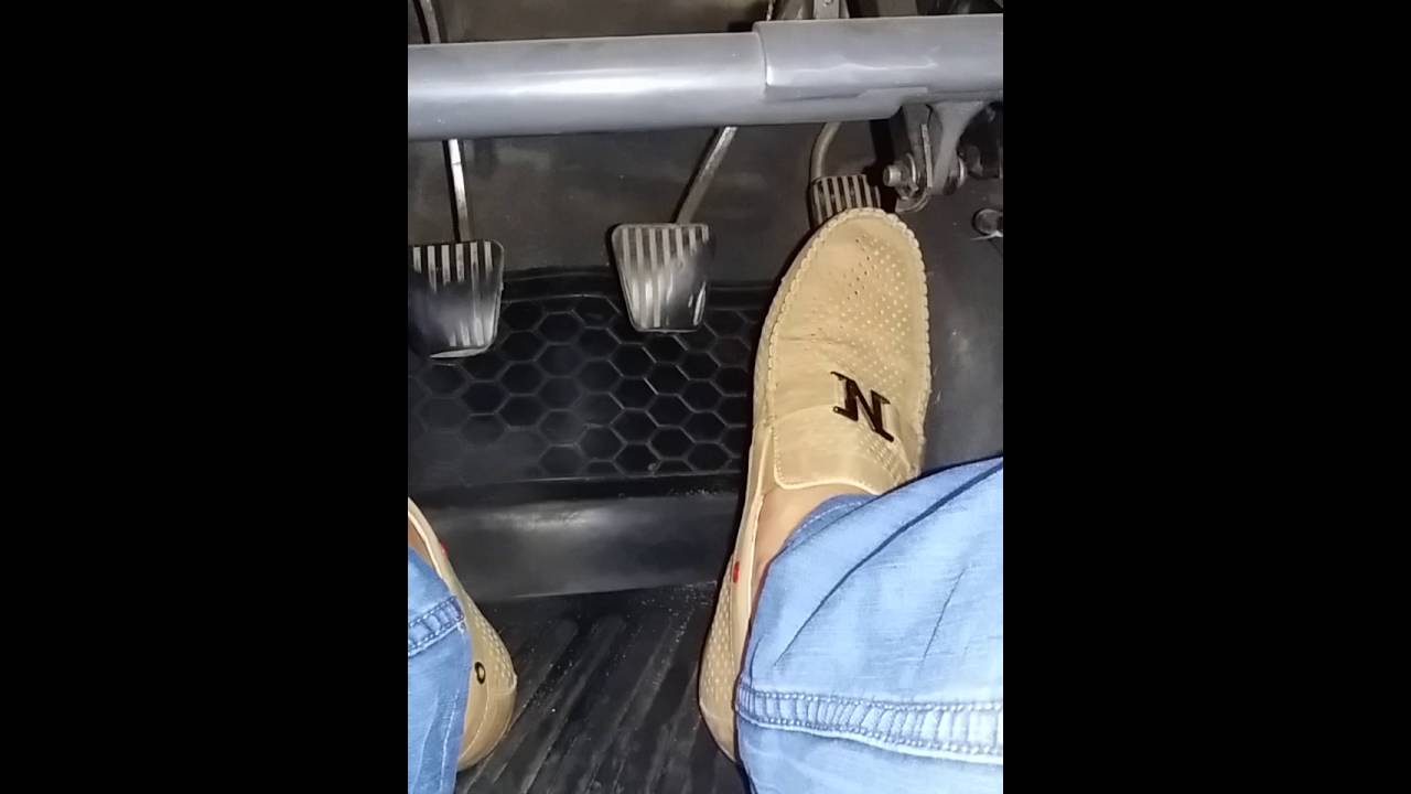 Видеоурок по вождению автомобиля. Расположение ног на педалях. - YouTube