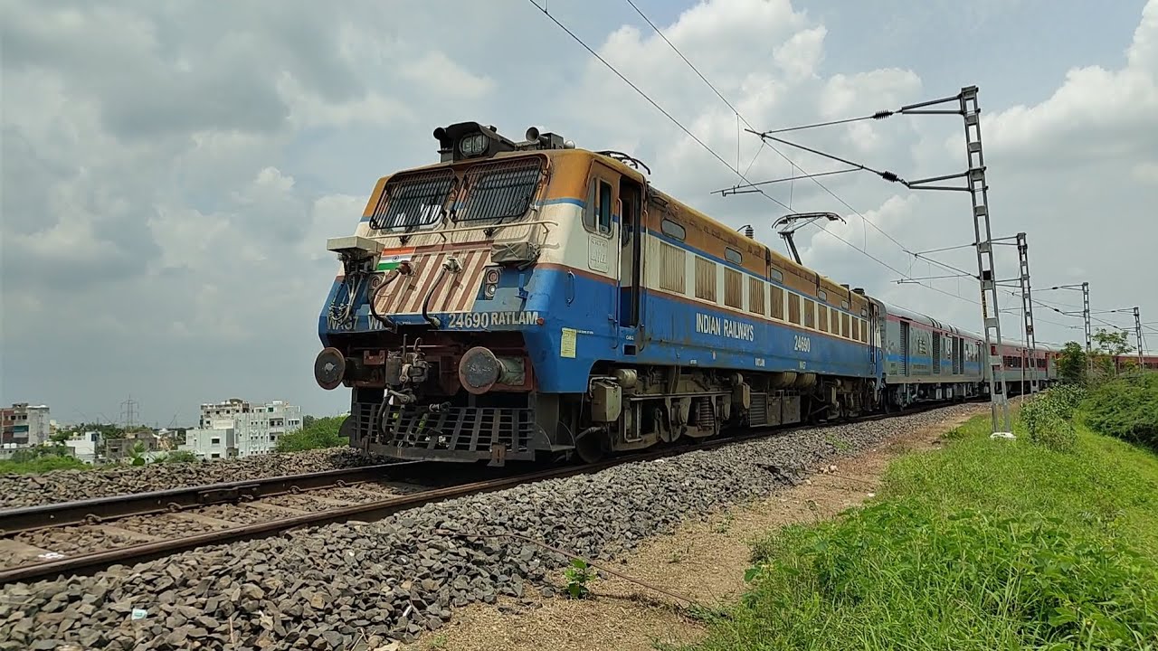 17605 काचीगुडा - भगत की कोठी एक्सप्रेस प्रतिदिन का पहला संचालन मालगाड़ी के इलेक्ट्रिक इंजन के साथ।