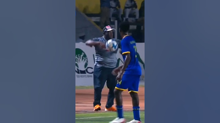 Kocha wa timu ya Simba Sports Juma Mgunda akionyesha umahiri wake katika kulisakata kabumbu Zanzibar