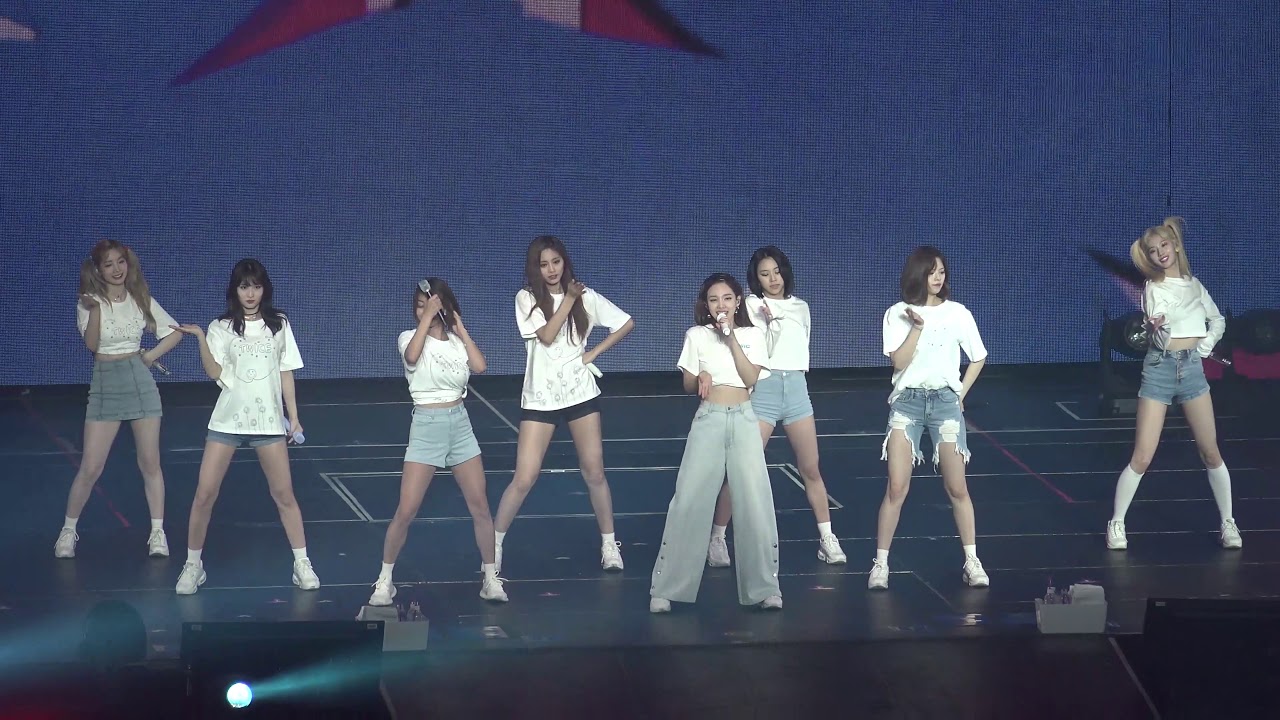 FANCAM] 20190717 Twicelights LA Twice - Signal - YouTube