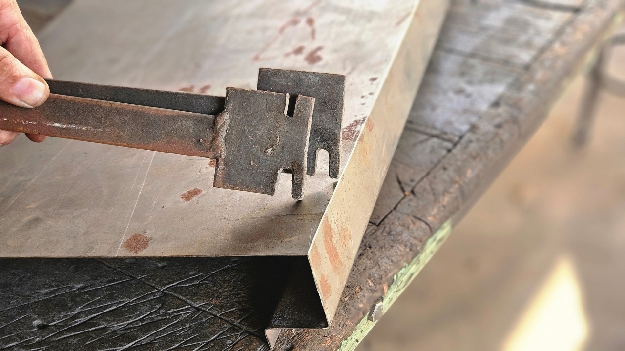 Sem Dobradeira, Serralheiro ensina Macete de como DOBRAR CHAPA à MÃO com Quina Viva