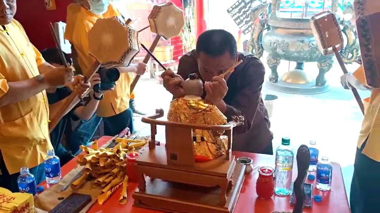 沒見過的開光法~一尊神用兩隻開光筆同時點眼~手拿狼牙棒流星錘的太子爺~鈍器元帥開光啟靈~