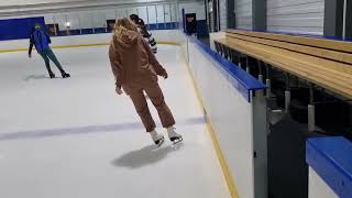 Катаемся с дочками  на коньках ! .. 🌞👍💗