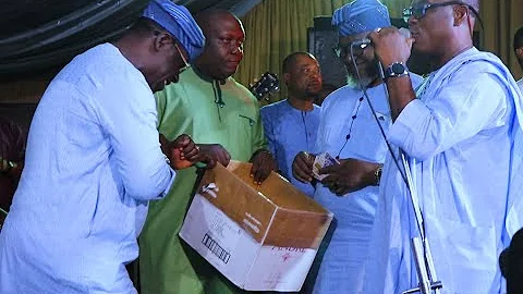 Who Will Win? Ogogo Takes On K1 De Ultimate In A Dance Battle At Akin Olaiya's Birthday Party