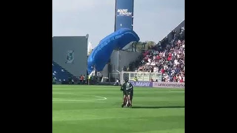 HILARIOUS! Parachutist Gatecrashes Inter Milan's Win At Sassuolo | 20/10/2019