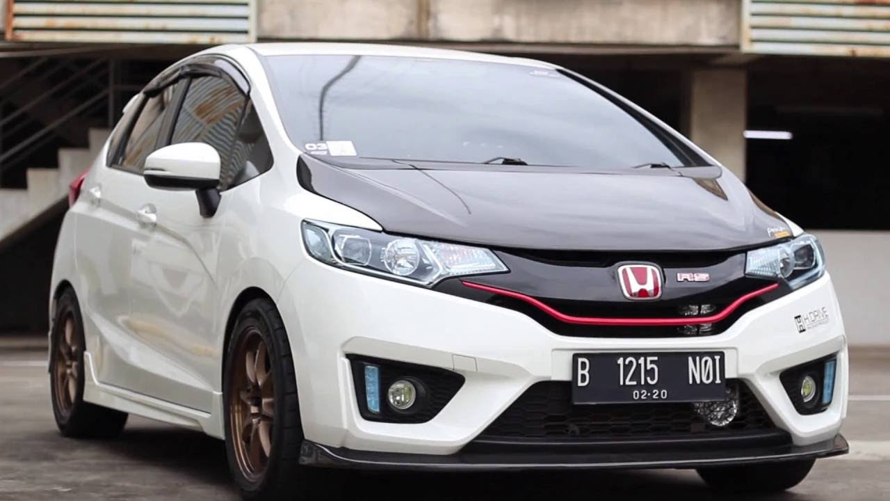 White Honda Jazz GK5