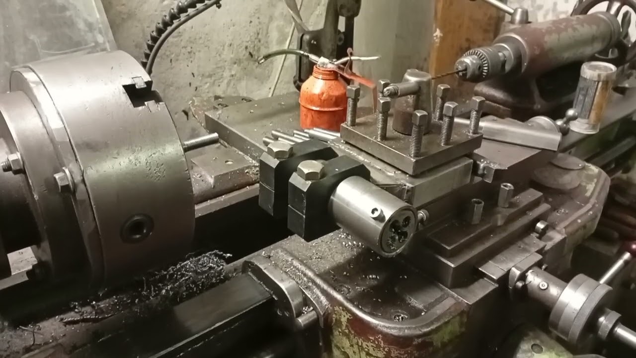 Преимущества жёсткого плашкодержателя при нарезании резьб на токарном станке плашкой 