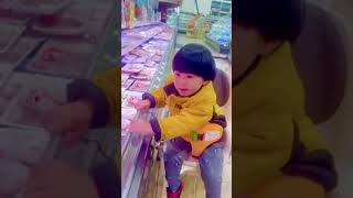 Em bé Nhật Bản 2 tuổi ăn sashimi