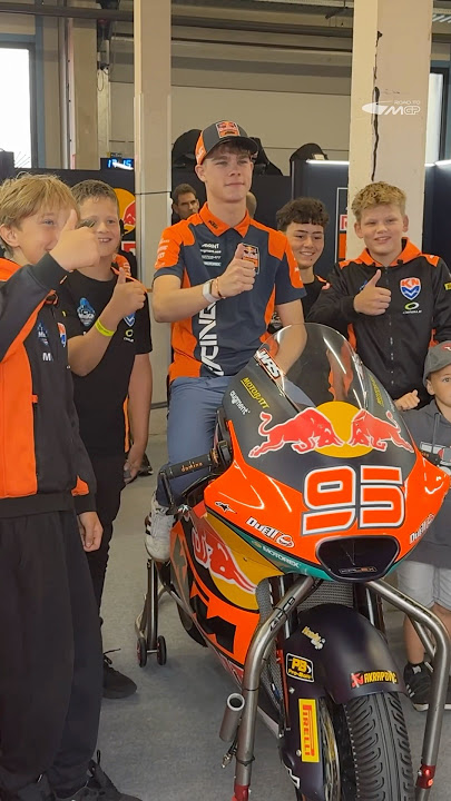 COLLIN VEIJER meets the MiniGP NETHERLANDS riders at his box at Assen before action start 🤩🧡