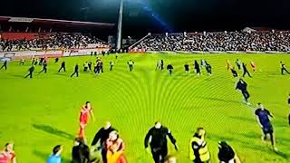 სკანდალური მატჩი: ფანები მოედანზე, დაშავებული მსაჯი და დამწვარი მანქანა ბოსნიაში 2 video