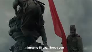 Abdulhaki̇m İsmai̇lov Berli̇ne Sovyet Bayrağini Di̇ki̇yor