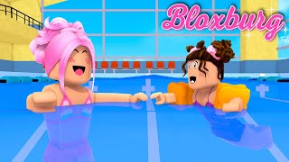 Le Enseño a Nadar a Mi Bebe en Bloxburg  Titi Juegos Roblox