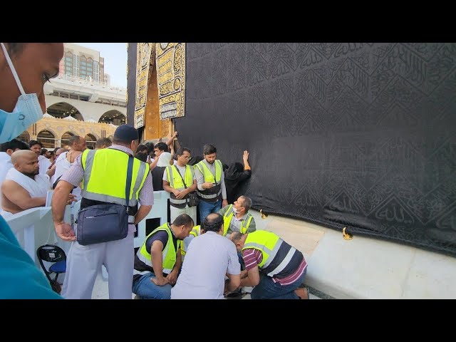 MERINDING KEJADIAN DI DEPAN KA'BAH.TIDAK PAKE KAIN IKHRAM BAWA ANAK ALLAH PERMUDAH KAMI CIUM KA'BAH class=