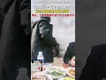 老人靠墻壹直看著別人吃席，好心大哥給:老人端上燒雞!