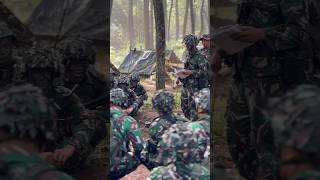 Latihan perang gerilya latsarml di hutan