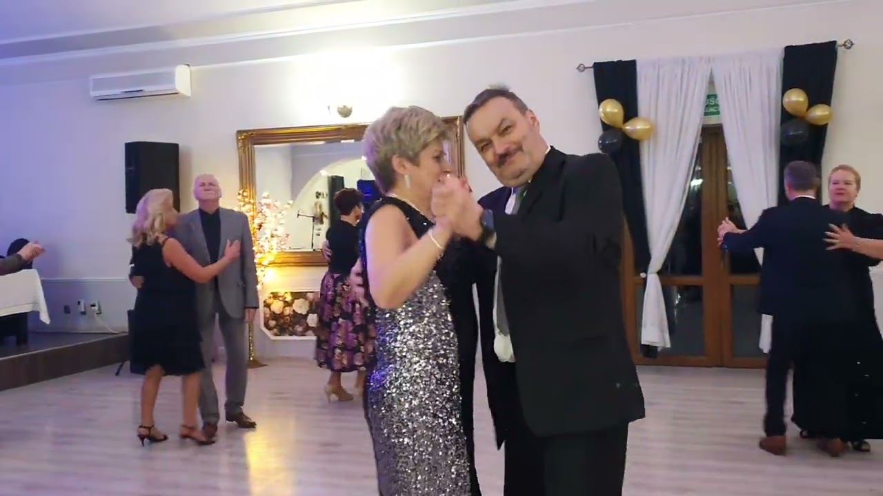 SYLWESTER 2024/25 Pani Teresa właścicielka lokalu POWITAŁA GOŚCI a Kapela ROLAND zaprasza na parkiet