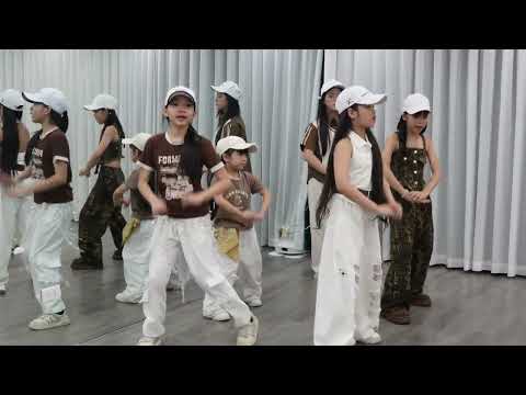 Lily's Full Of Energy with Montagem Hikari Dance Challenge