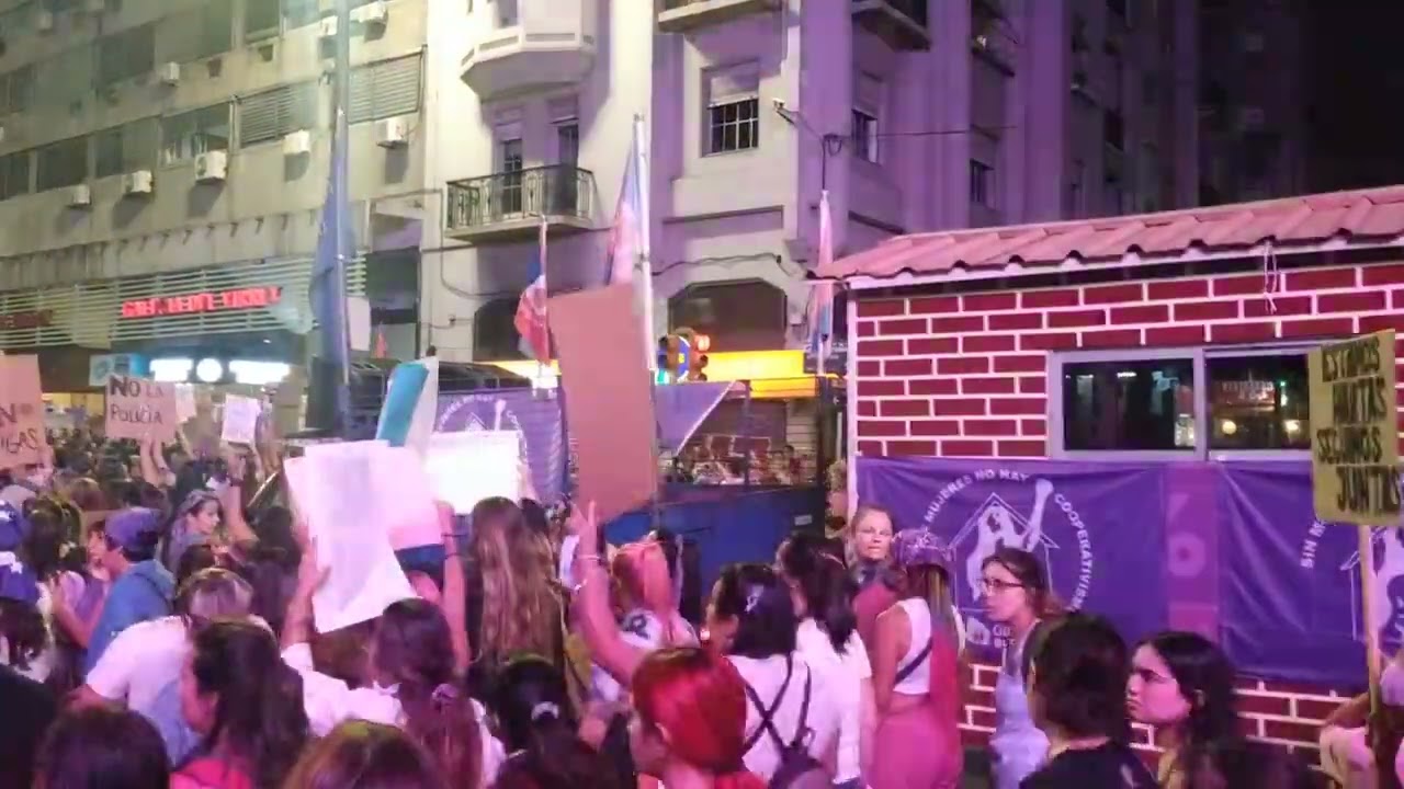 Miles de mujeres tomaron 18 de Julio y la Rambla en un nuevo 8M