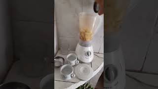 Suco de abacaxi com limão.