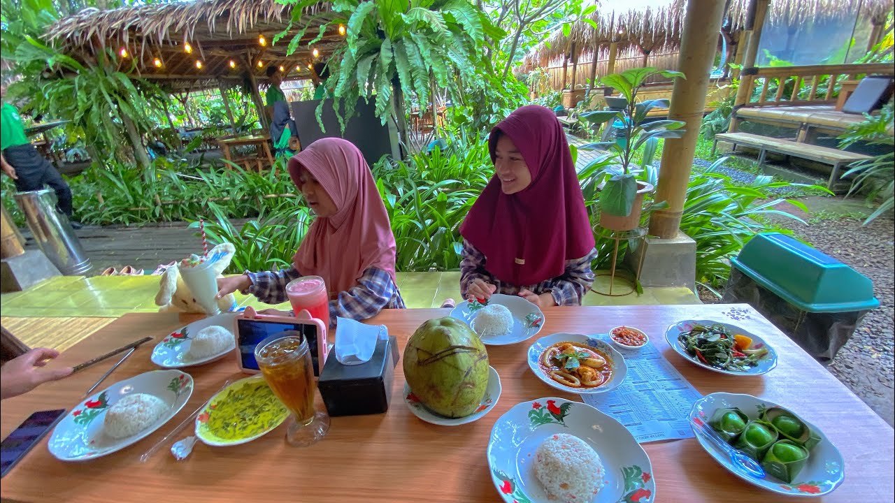 KAKAK MALIKA MAKAN DI OMAH BADOK RESTO