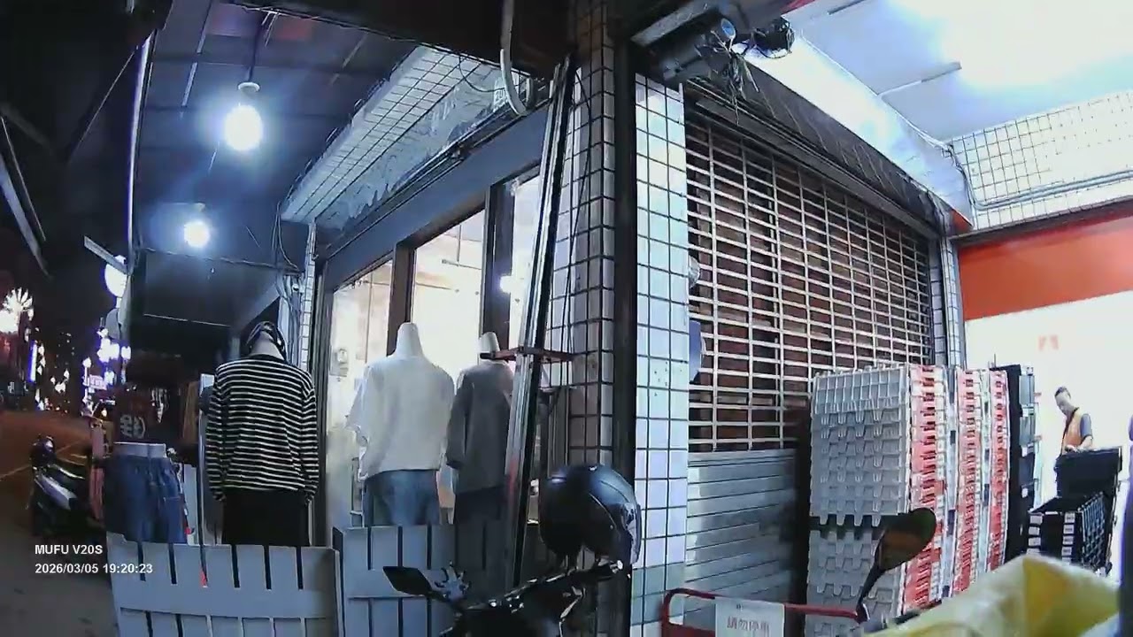 屏東市永大路往大武路方向汽車行扯不穩壓雙黃線。