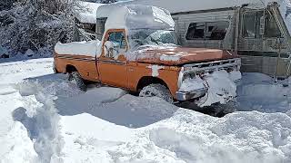 1975 Ford F250 Highboy 4x4 cold start in the snow