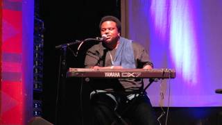 Craig Robinson&#39;s Live Performance of People Person&#39;s Paper People