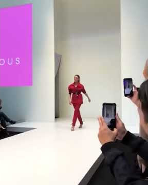 Penonton Bersorak, Model Fazura Terbaring Di Pentas Peragaan KLFW