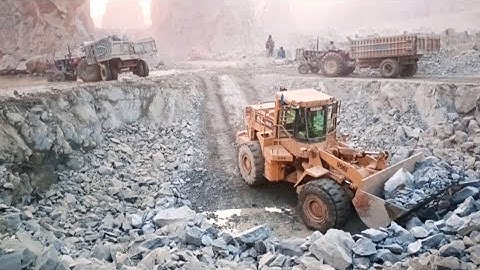 Caterpillar loadar 966E rock loading trolleys#video#viralvideo#viral#viralshort#youtubevideo#rock