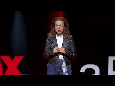 Carole André Dessornes, sur la scène de TEDxLaRochelle