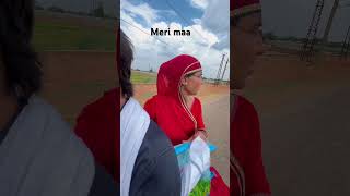 Kon kon aapni maa ko ase gadi me guma tha he