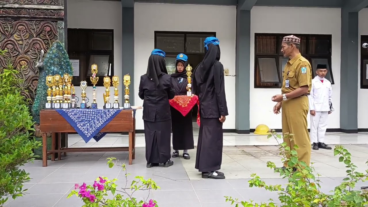 PENYERAHAN PIALA PIALA KEJUARAAN GURU DAN SISWA 