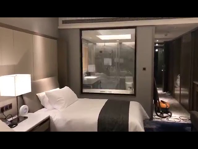 Película inteligente en habitación hotel