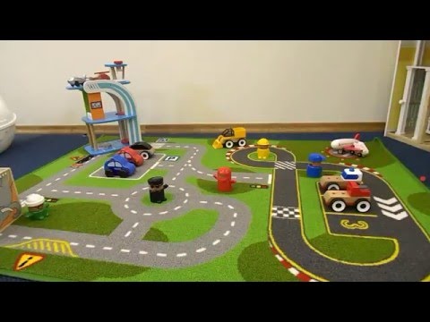 Играем вместе с детками. Варя пилот самолета и водитель машины!