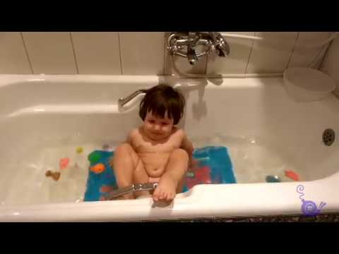 Русские купаются в ванной. Дети купаются в ванной. Маленькие дети купаются в ванной. Купаются в ванне. Девочка купается в ванной.