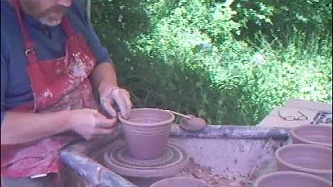 SIMON LEACH POTTERY -  Throwing flower pots in the garden !