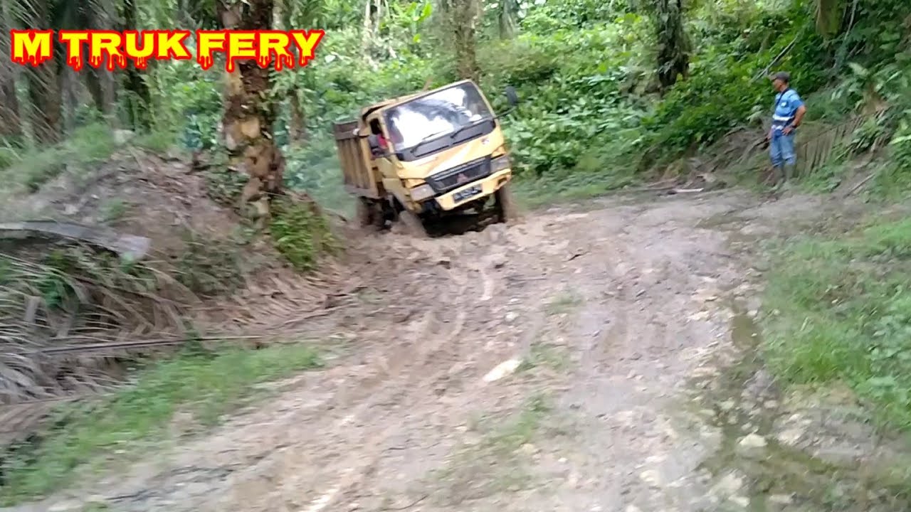 dam truk bandal dan berani'di jalan berlumpur - YouTube