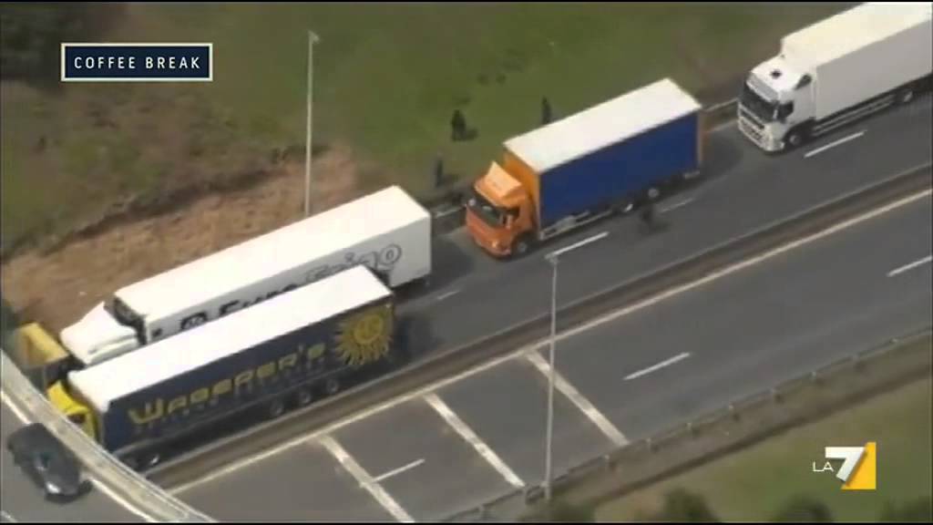 Calais - L'assalto dei migranti ai TIR per entrare in Gran Bretagna