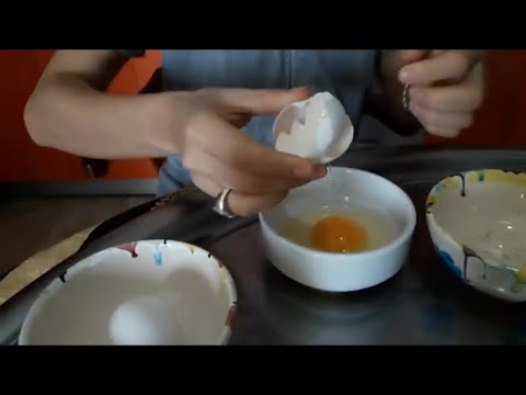 How to separate the egg yolk from the egg white