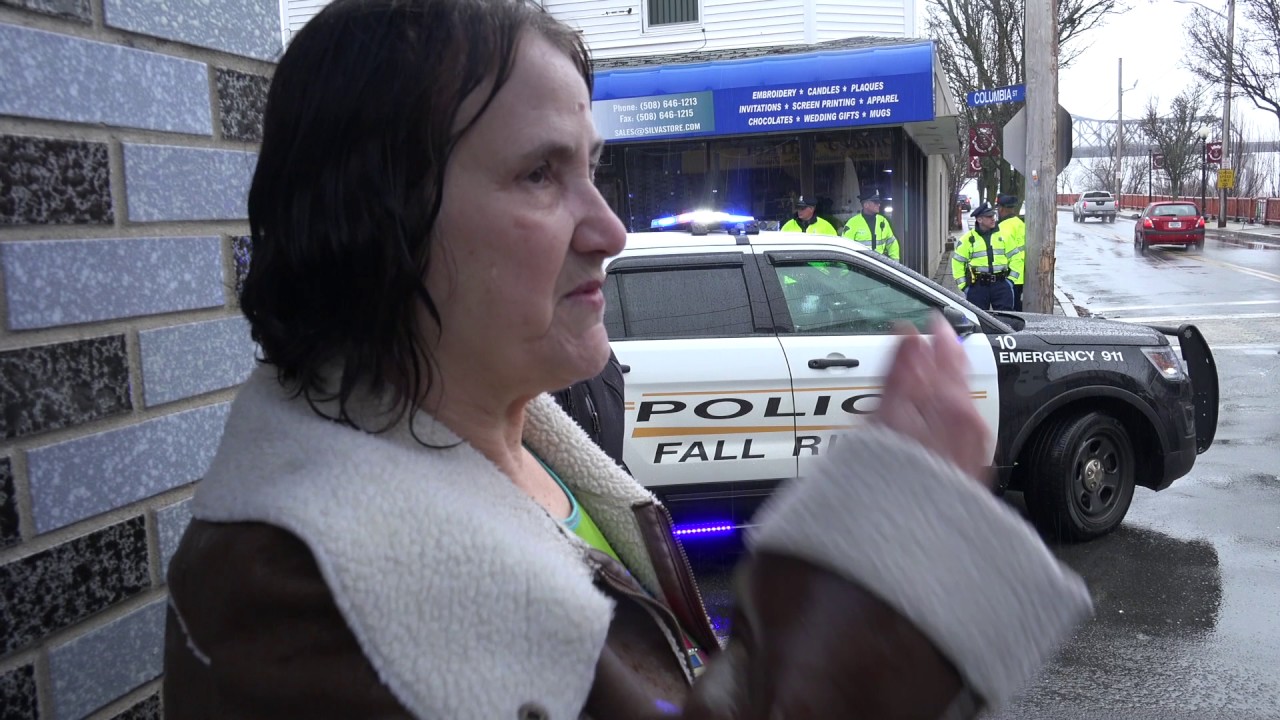 Woman describes bank robbery chase into Fall River - YouTube