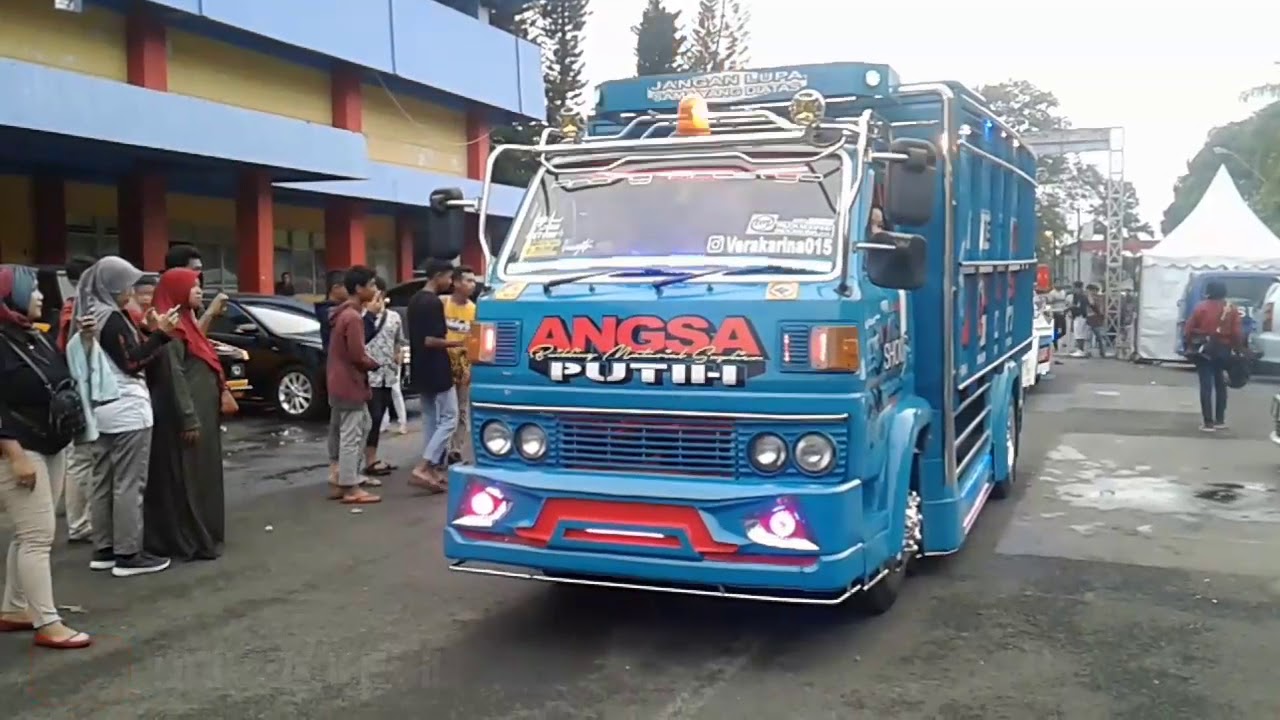  Angsa  putih  datang di acara truk  and pik up di gor Satria 