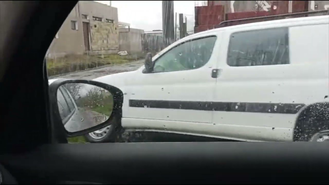 Un utilitario cayó a una zanja en 16 y 654 por la lluvia y el barro