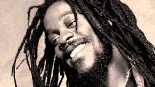 Video thumbnail of "Dennis Brown -  The Drifter"